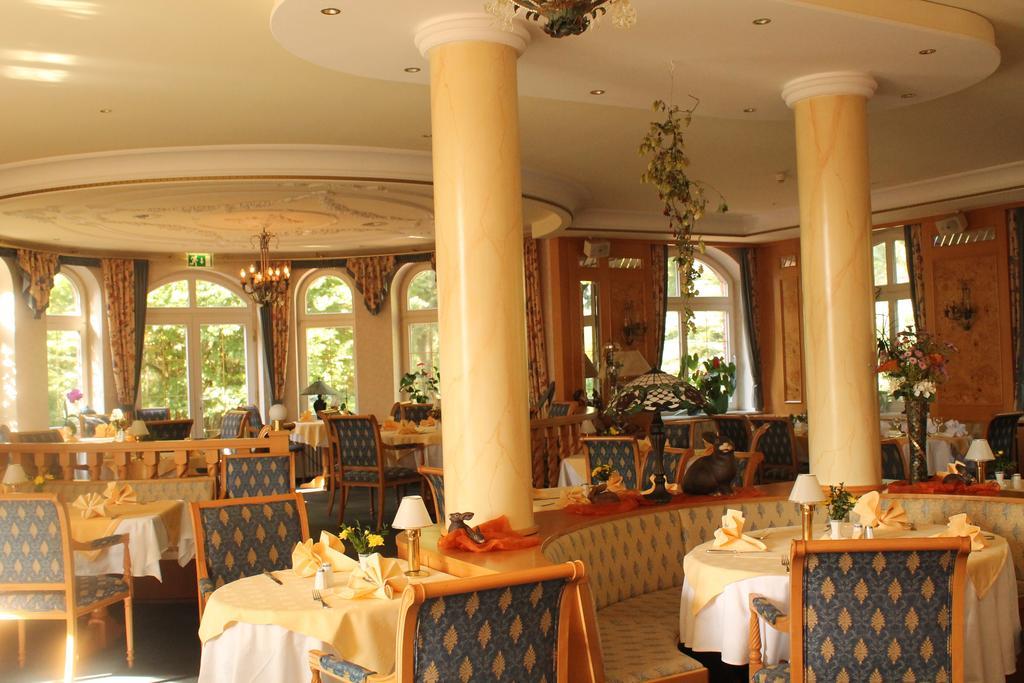Hotel und Restaurant Waldschlösschen Crivitz Exterior foto