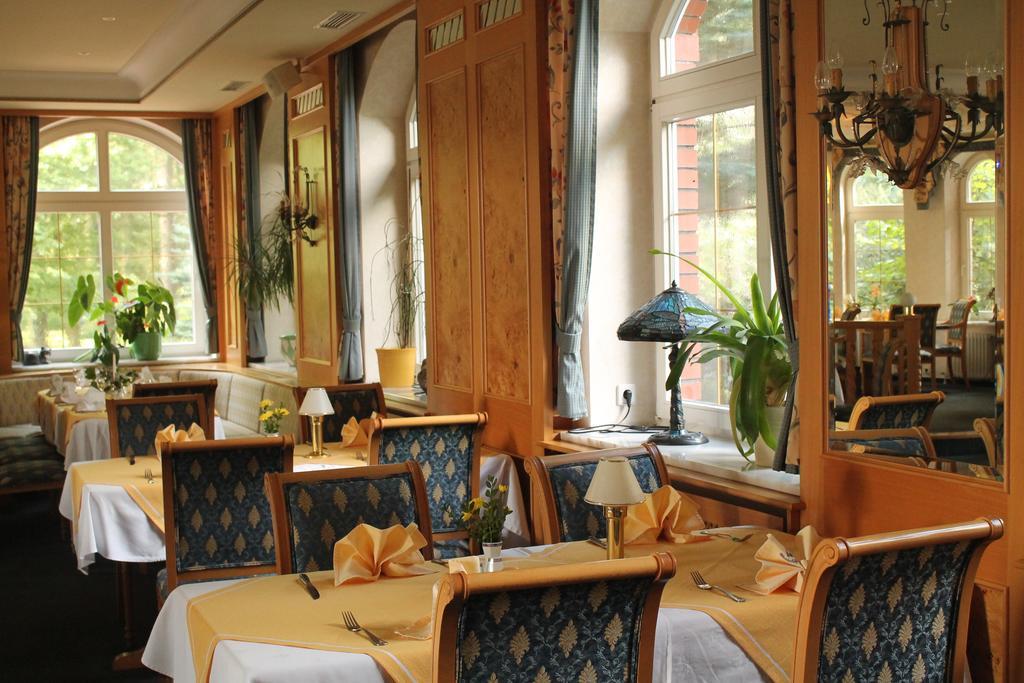 Hotel und Restaurant Waldschlösschen Crivitz Exterior foto