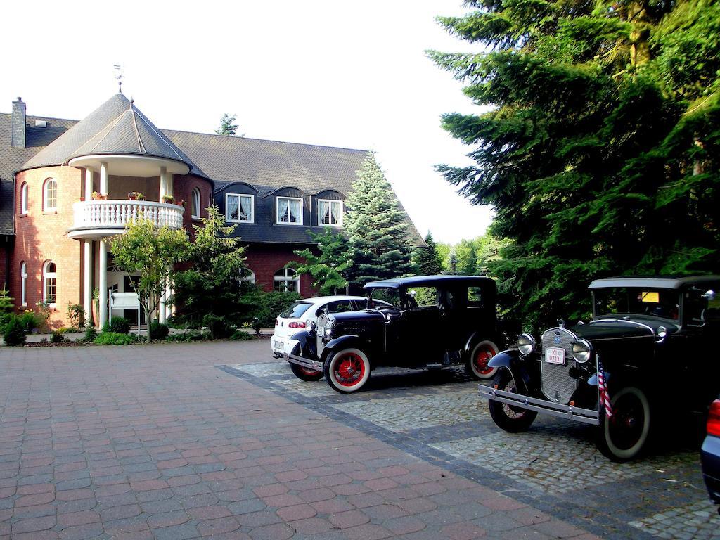 Hotel und Restaurant Waldschlösschen Crivitz Exterior foto
