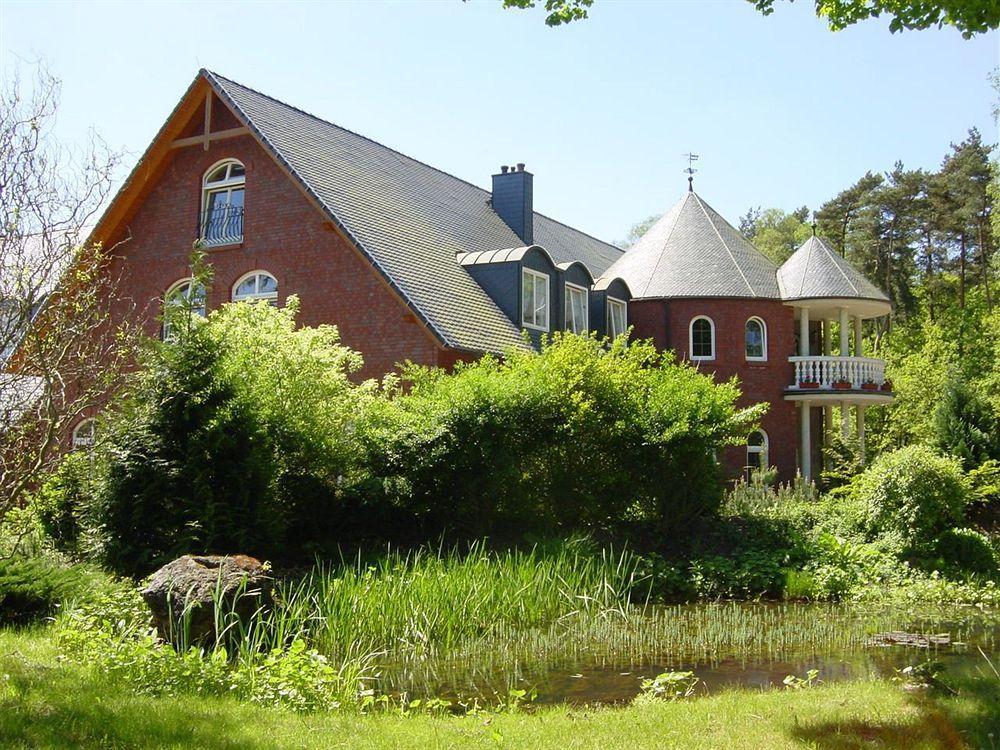 Hotel und Restaurant Waldschlösschen Crivitz Exterior foto