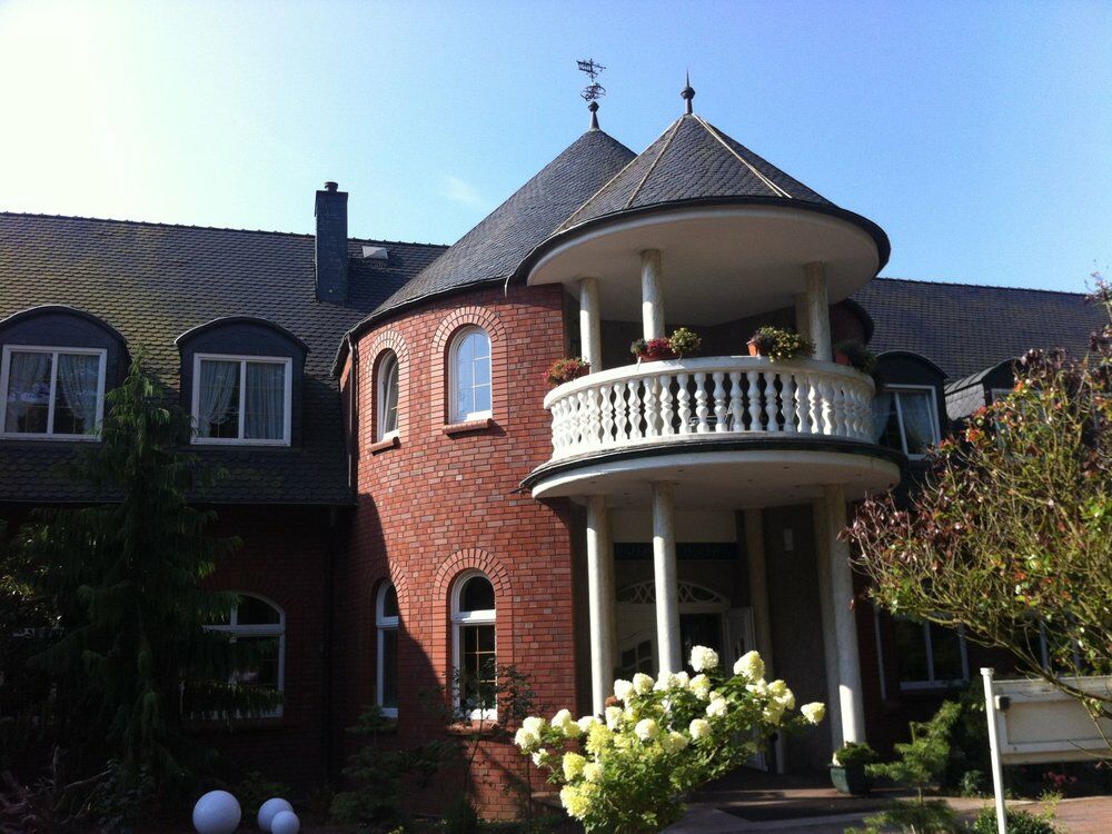 Hotel und Restaurant Waldschlösschen Crivitz Exterior foto
